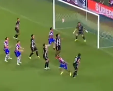 Imagem da notícia Possível erro em lance que resultou em gol do Fortaleza no Clássico-Rei gera polêmica; veja vídeo