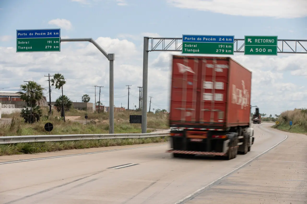 Foto de rodovia federal no Ceará, que deve ter obras repassadas do Ministério dos Transportes para gestão estadual.