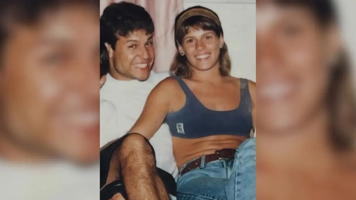 Jovem casal sorrindo e aproveitando momentos juntos, mostrando alegria e amizade verdadeira em uma foto descontraída