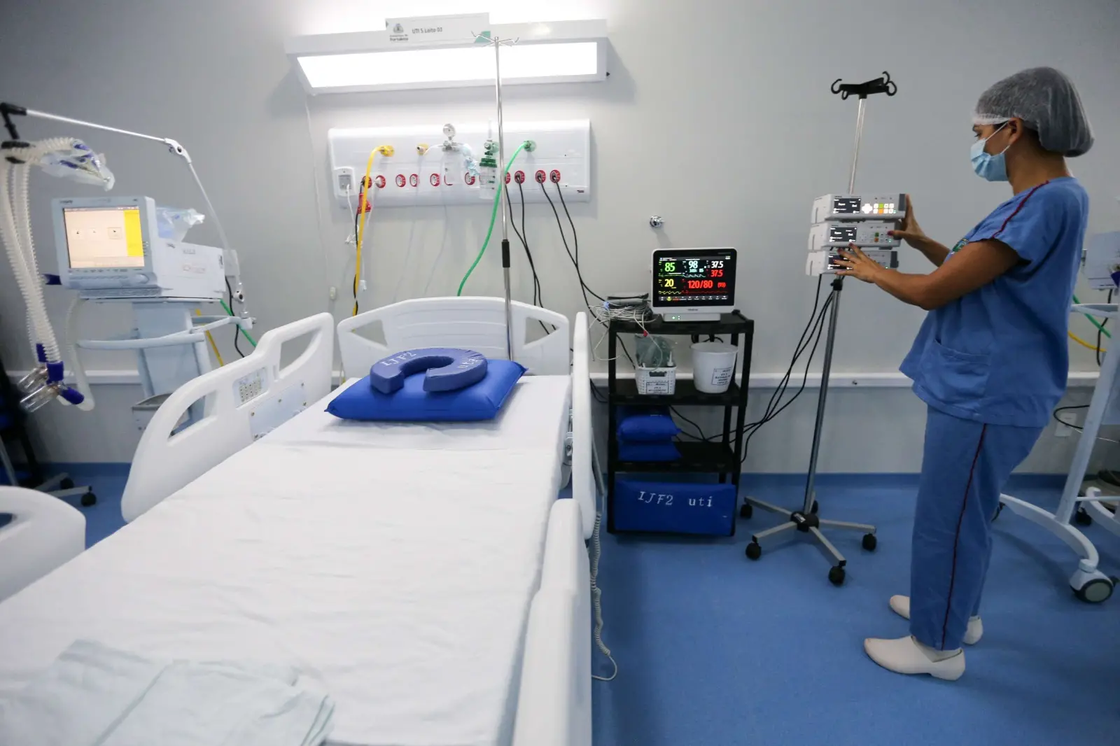 Foto de médica em um leito hospitalar no Ceará.