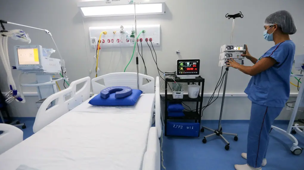 Foto de médica em um leito hospitalar no Ceará.