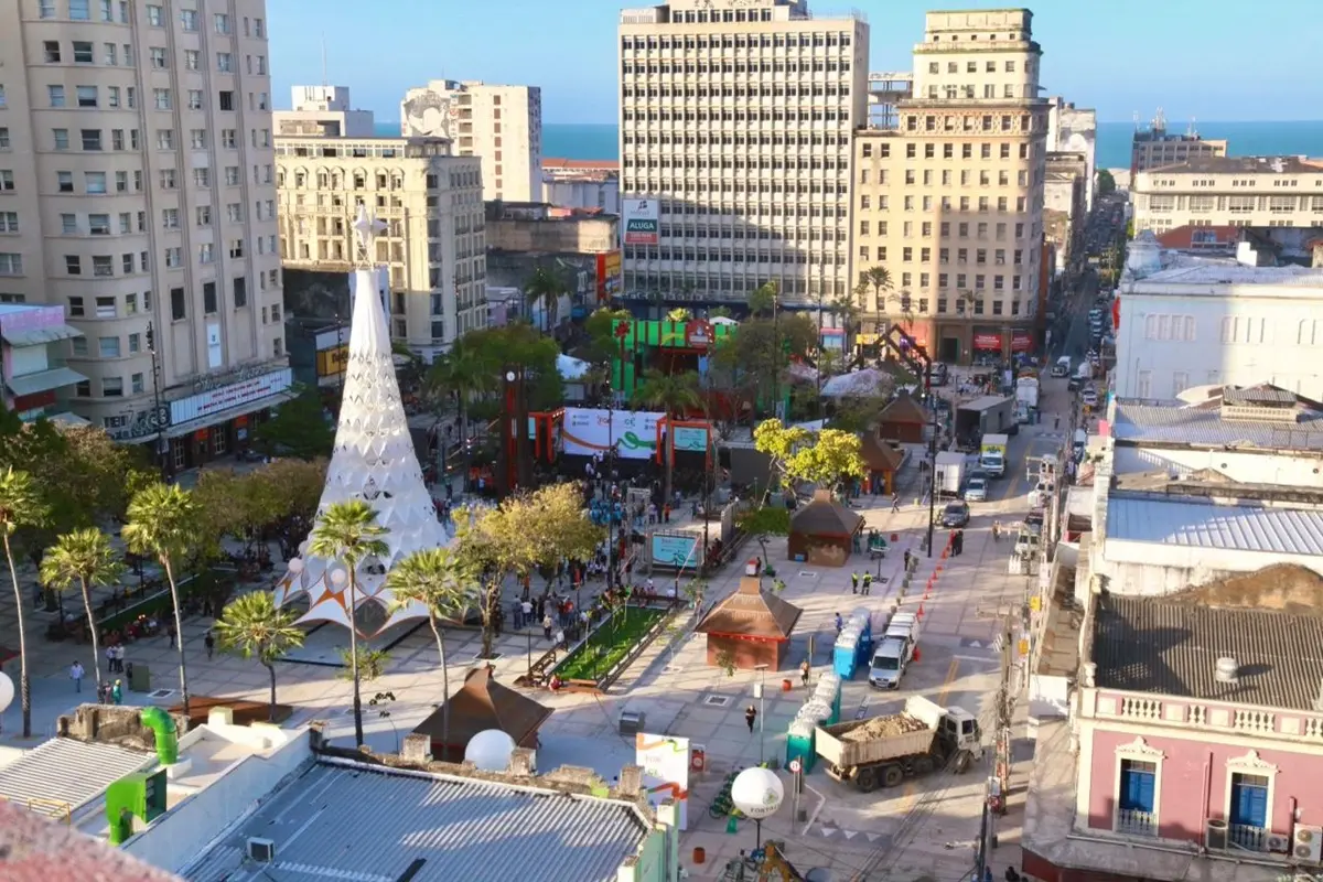 Imagem do Centro de Fortaleza mostrando a Praça do Ferreira