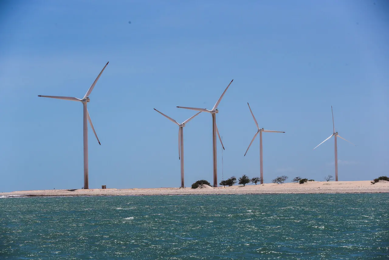 Foto de turbinas eólicas em parque de energia renovável no Ceará.