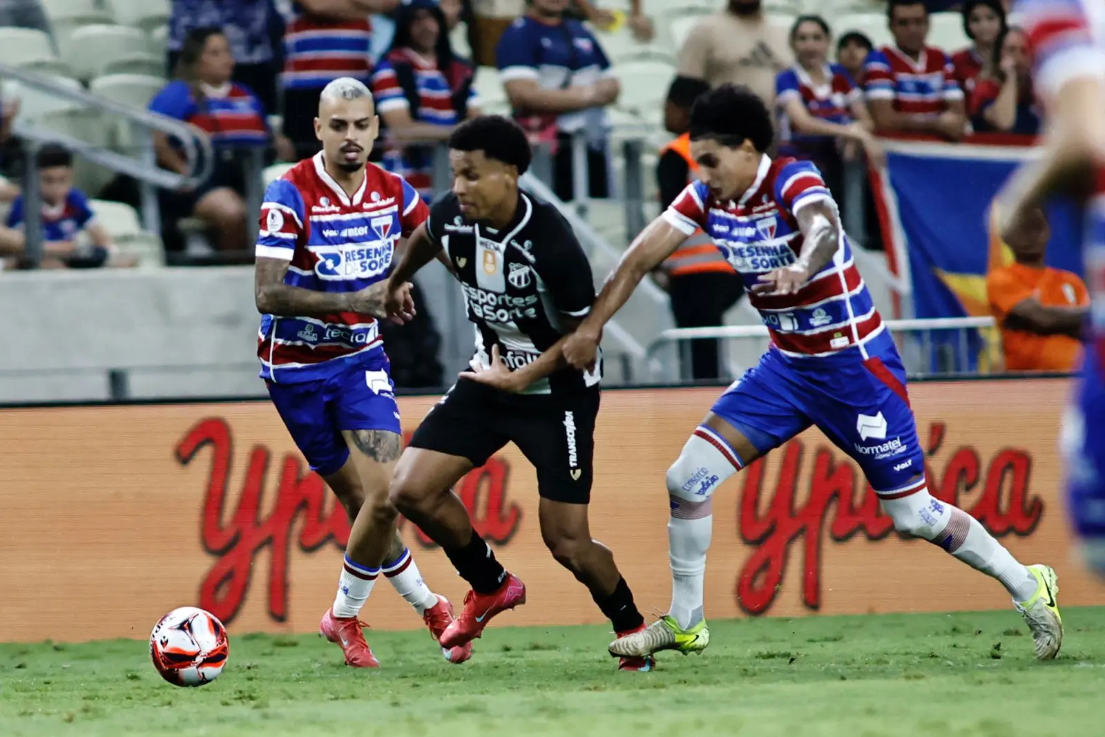 Disputa pela posse da bola entre jogadores do Fortaleza e do Ceará, no Clássico-Rei da final do Campeonato Cearense no dia 01/03/26.