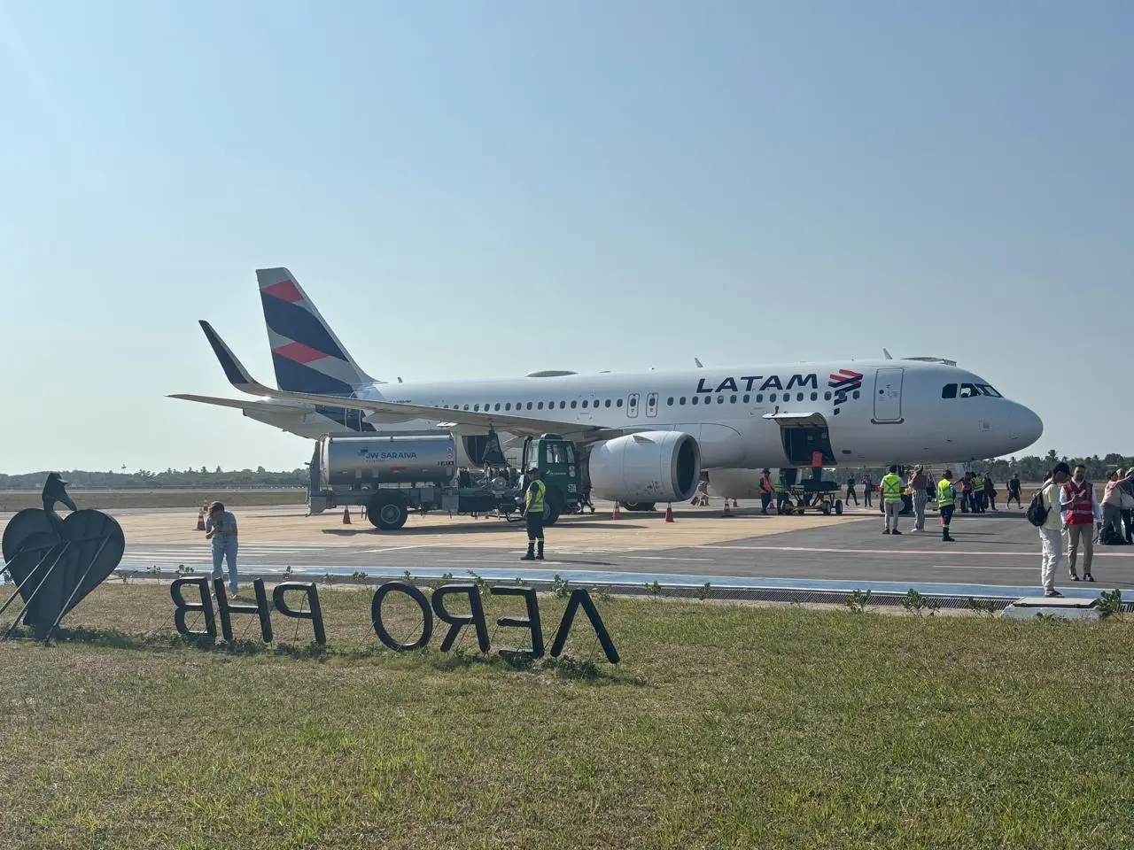 Avião parado no pátio de um aeroporto.