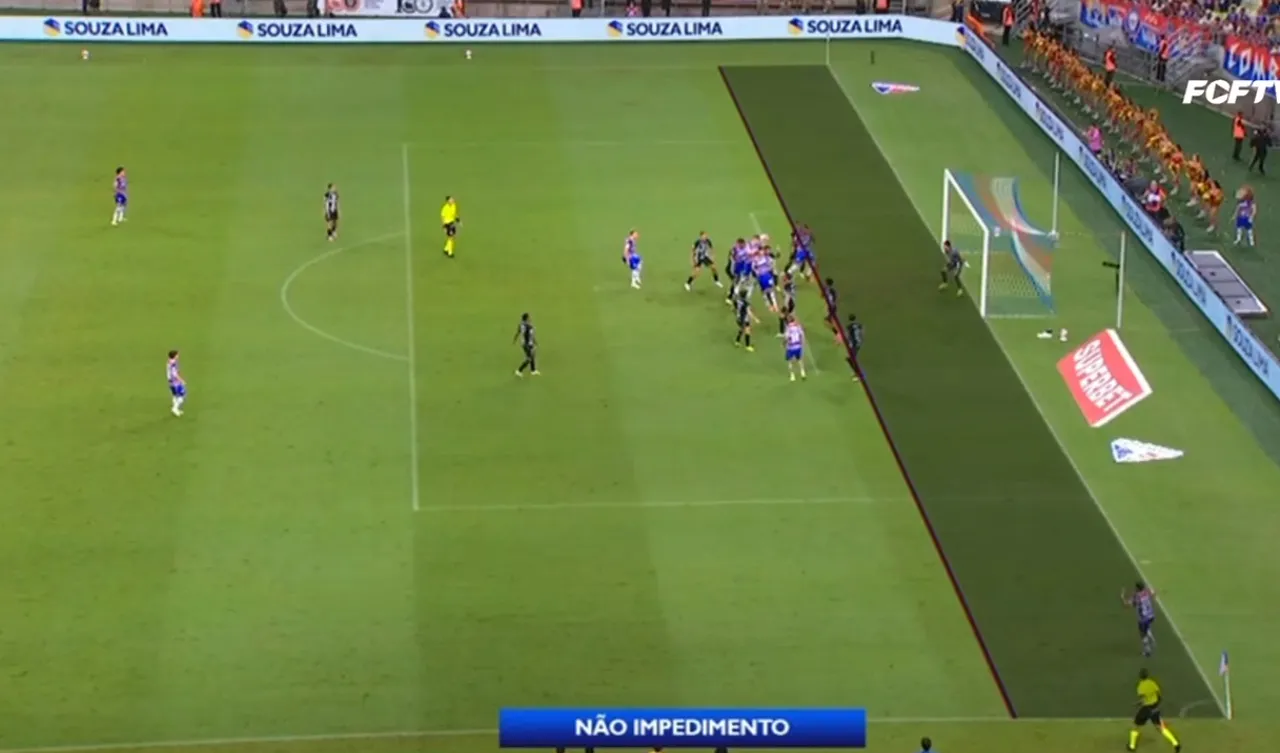 Frame do VAR no gol do Fortaleza para confirmação