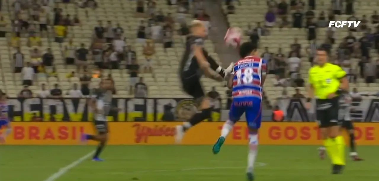 Lance de Pedro Henrique com Fuentes
