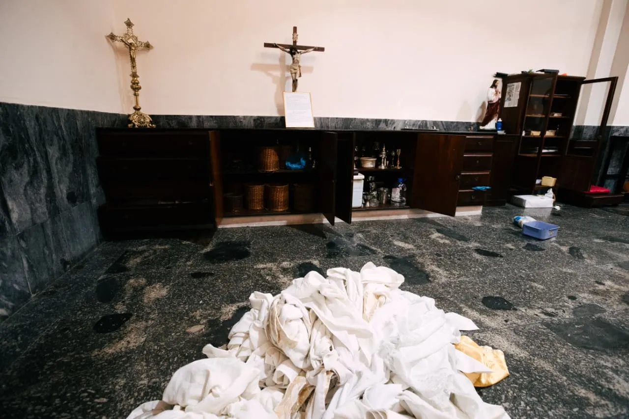 Vestes e materiais litúrgicos foram revirados na sacristia da Catedral.