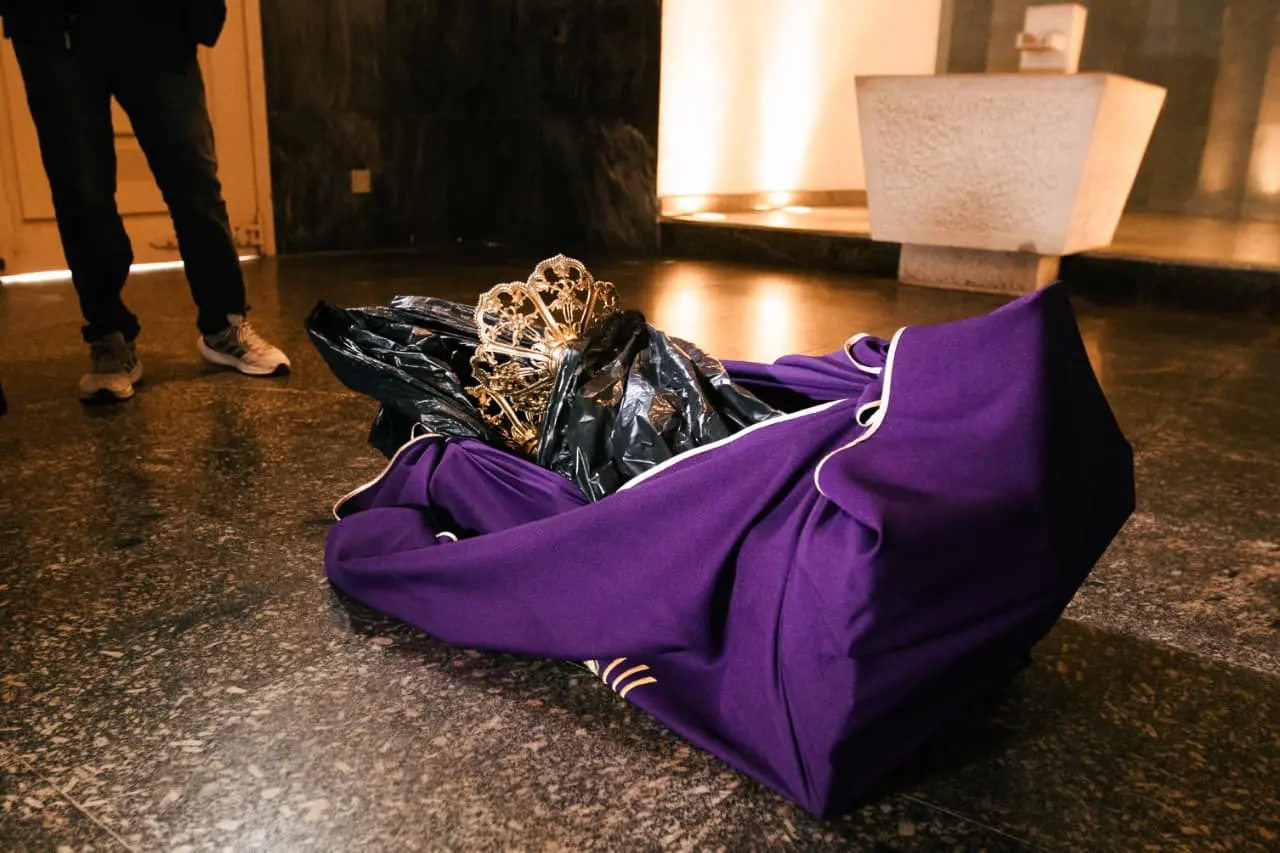 Castiçais metálicos da Catedral de Fortaleza enrolados em pano roxo para serem furtados.