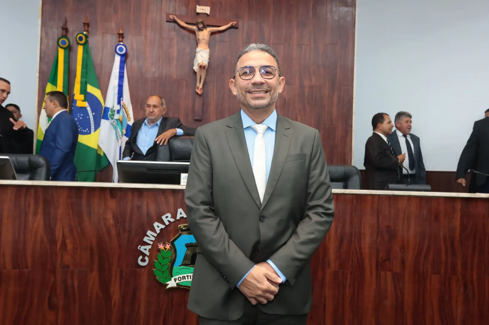 Foto de Emanuel Acrízio, vereador de Fortaleza, no plenário da Câmara Municipal.