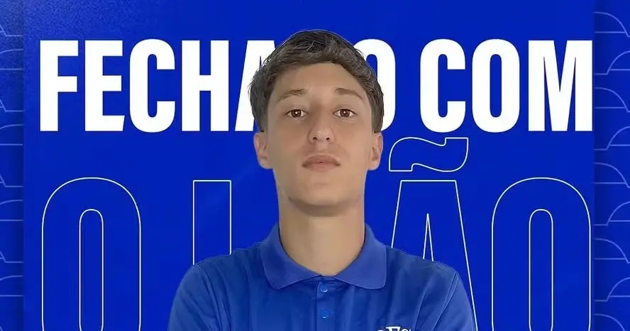 João Gabriel Bertho é um jovem branco de cabelo loiro escuro. Na foto, ele está sério