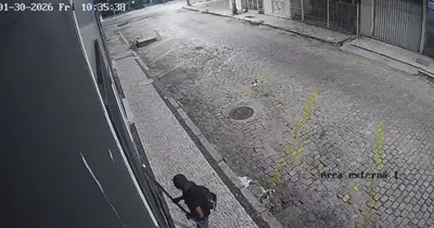 adepol imagem camera de seguranca homem tirando barra.