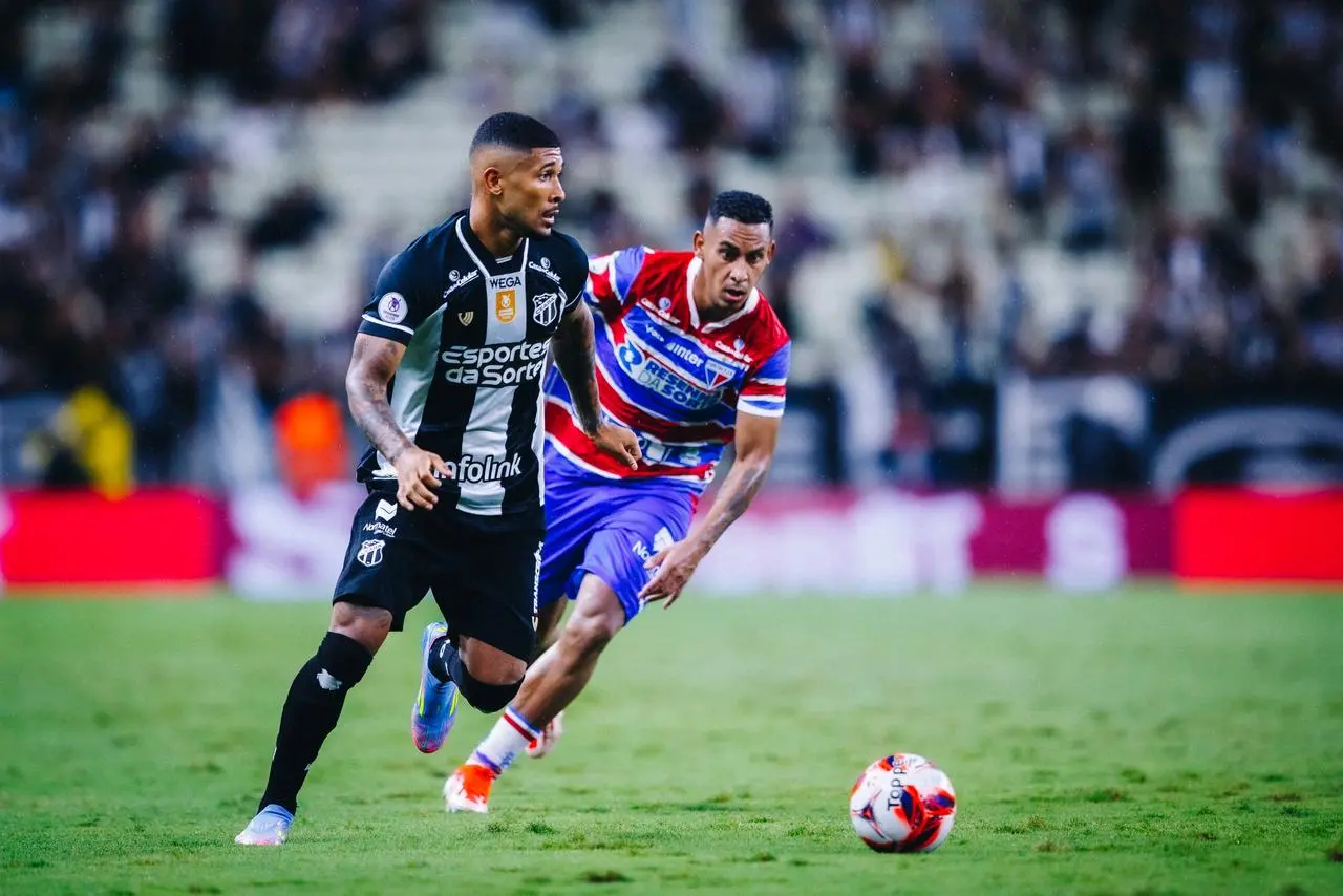 Atletas de Ceará e Fortaleza disputam bola no Clássico-Rei