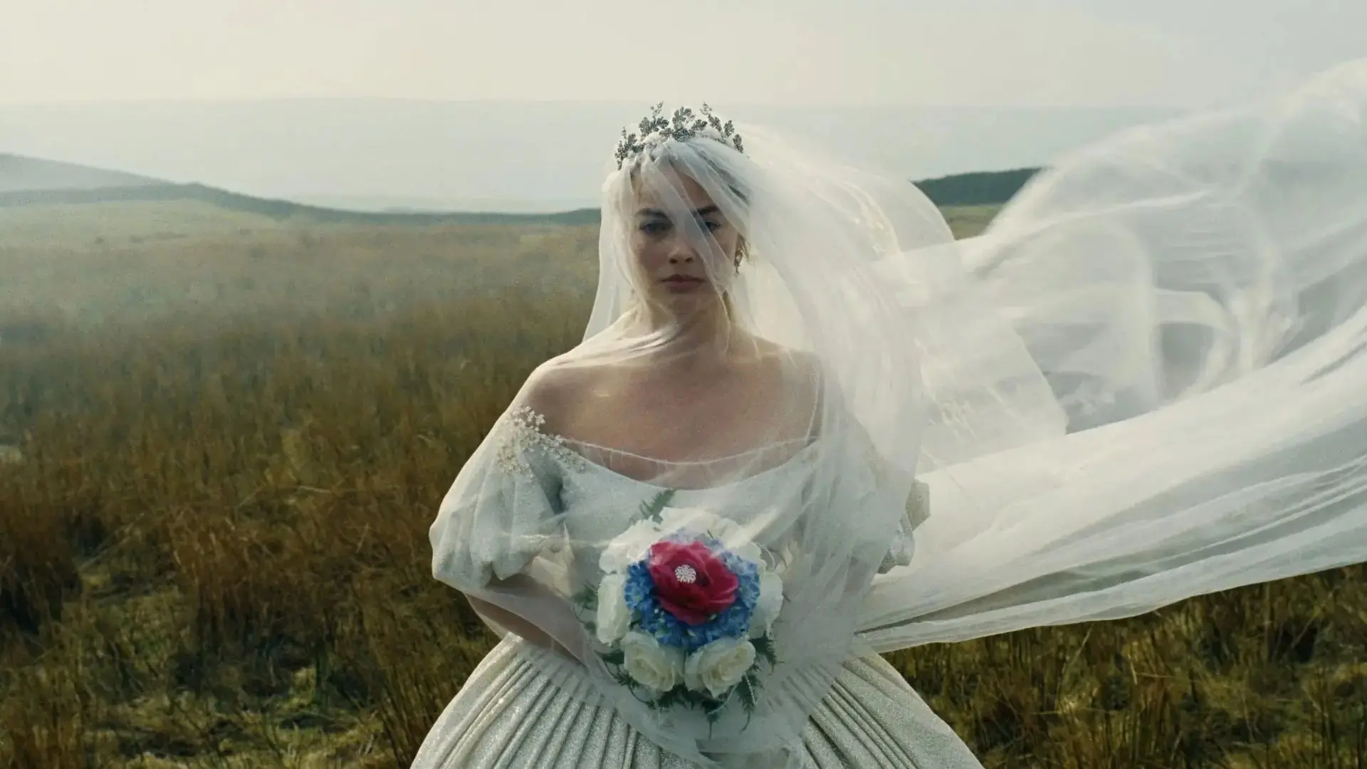 Imagem da atriz Margot como Catherine Earnshaw vestida de noiva para matéria sobre diferenças entre filme e livro O Morro dos Ventos Uivantes.