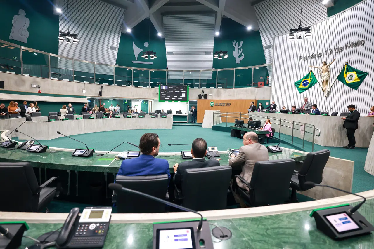 Foto dos deputados estaduais durante votação no Plenário 13 de Maio da Alece.