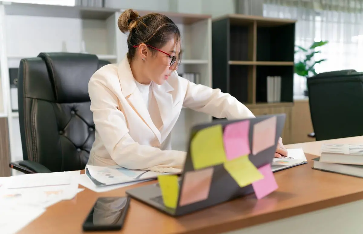 Imagem ilustra mulher no ambiente corporativo.