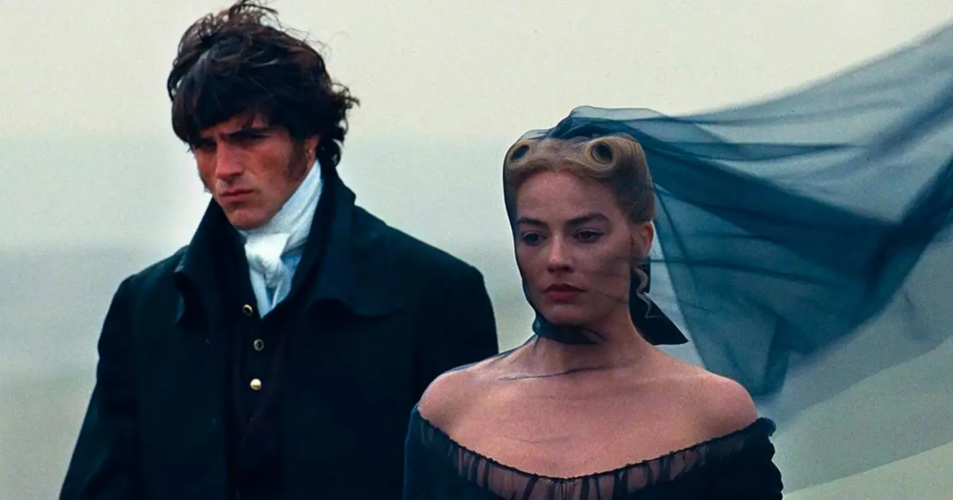 Catherine vive um romance intenso com Heathcliff.