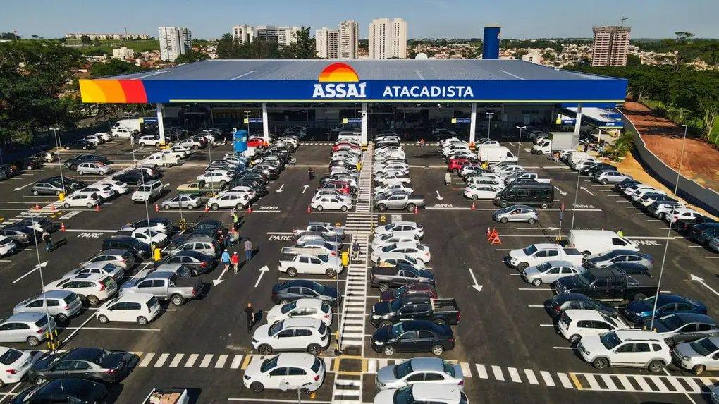 Foto da entrada de uma loja da Rede Assaí.