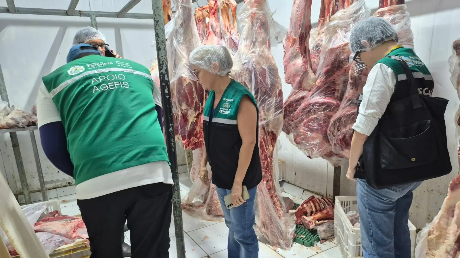 foto de fiscais da Agefis apreendendo carnes em açougue de Messejana.