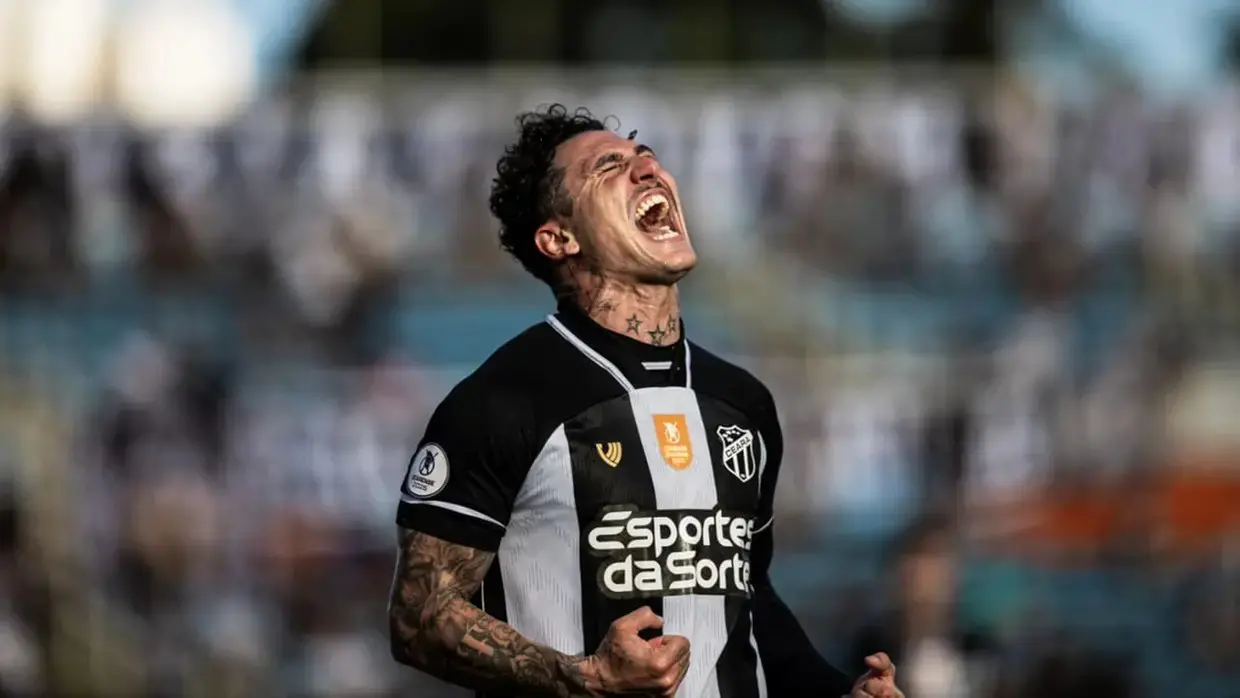 Imagem da notícia VÍDEO: Vina se envolve em confusão na saída de campo após perda de título cearense