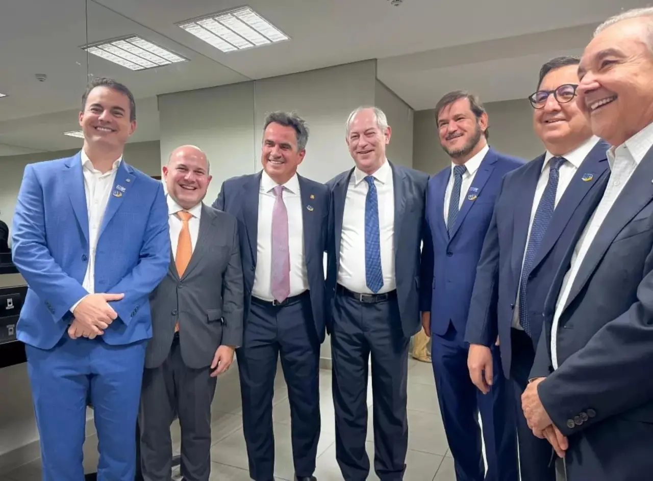 Foto mostra Capitão Wagner, Roberto Cláudio, Ciro Nogueira, Ciro Gomes, Antônio Rueda e Danilo Forte após reunião.