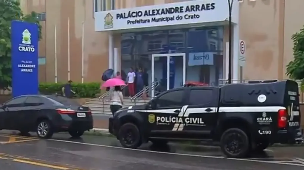 Equipes da Polícia Civil estiveram na sede da Prefeitura do Crato nas primeiras horas da manhã.