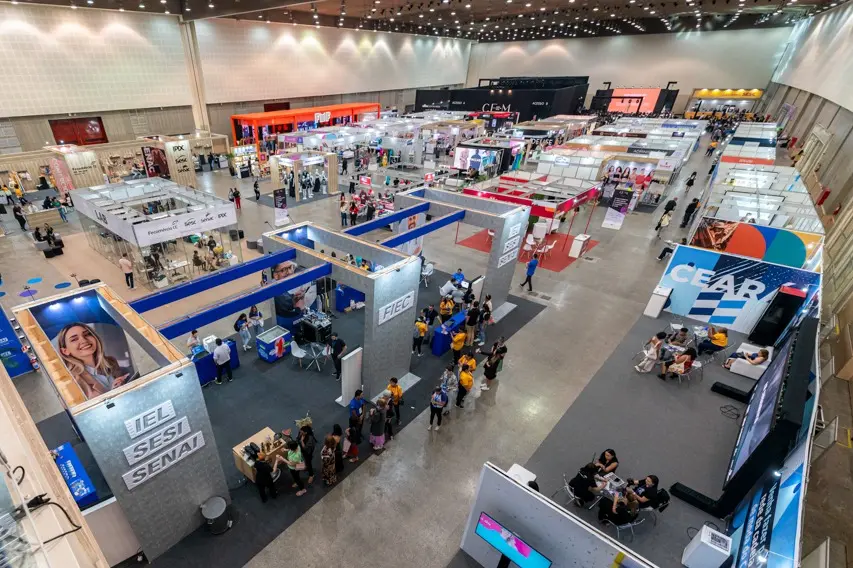 Imagem aérea de feira indoor com dezenas de estandes, no Centro de Eventos do Ceará.