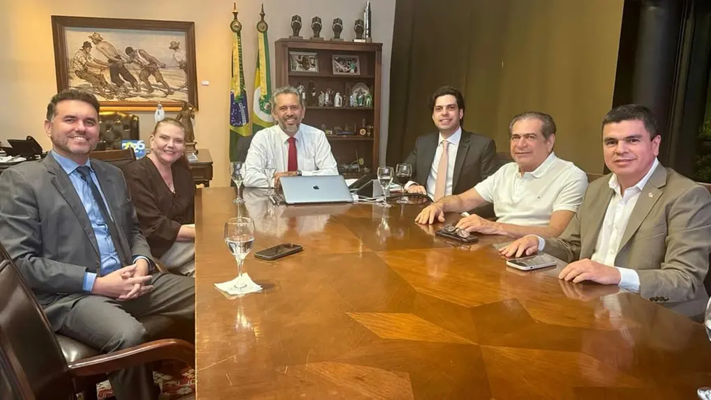 Foto de reunião da ala governista do União Progressista no Ceará ao lado do governador Elmano de Freitas.