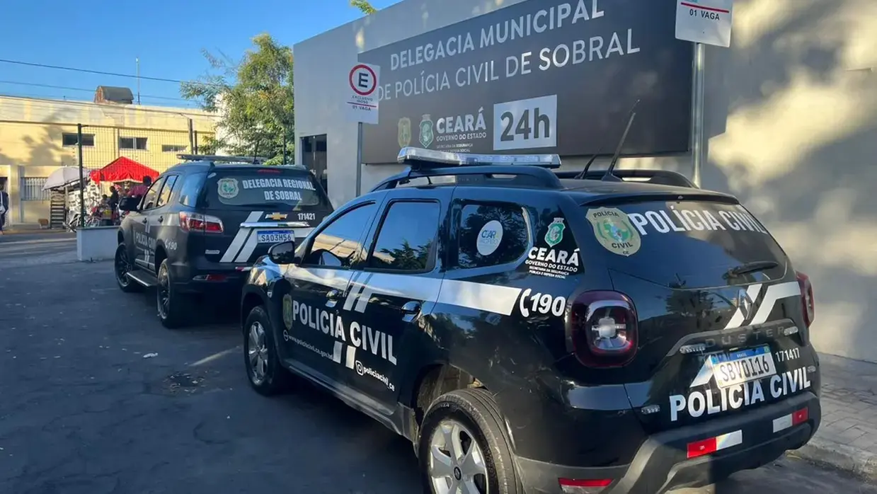 Viaturas em frente à delegacia de Sobral.