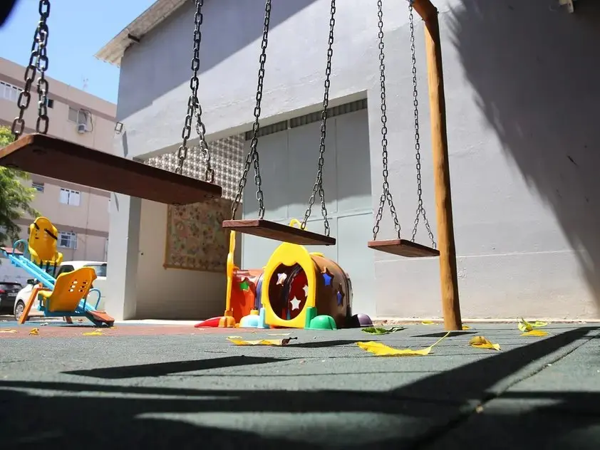 balanços desocupados foto infancia, brinquedos.