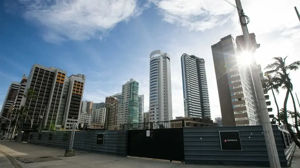 Foto de região com diversos superprédios na Beira-Mar, em Fortaleza.
