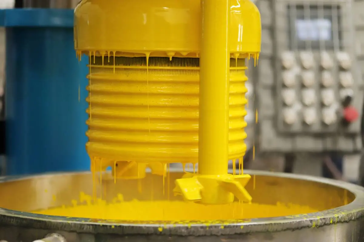 Imagem de uma tinta sendo fabricada.