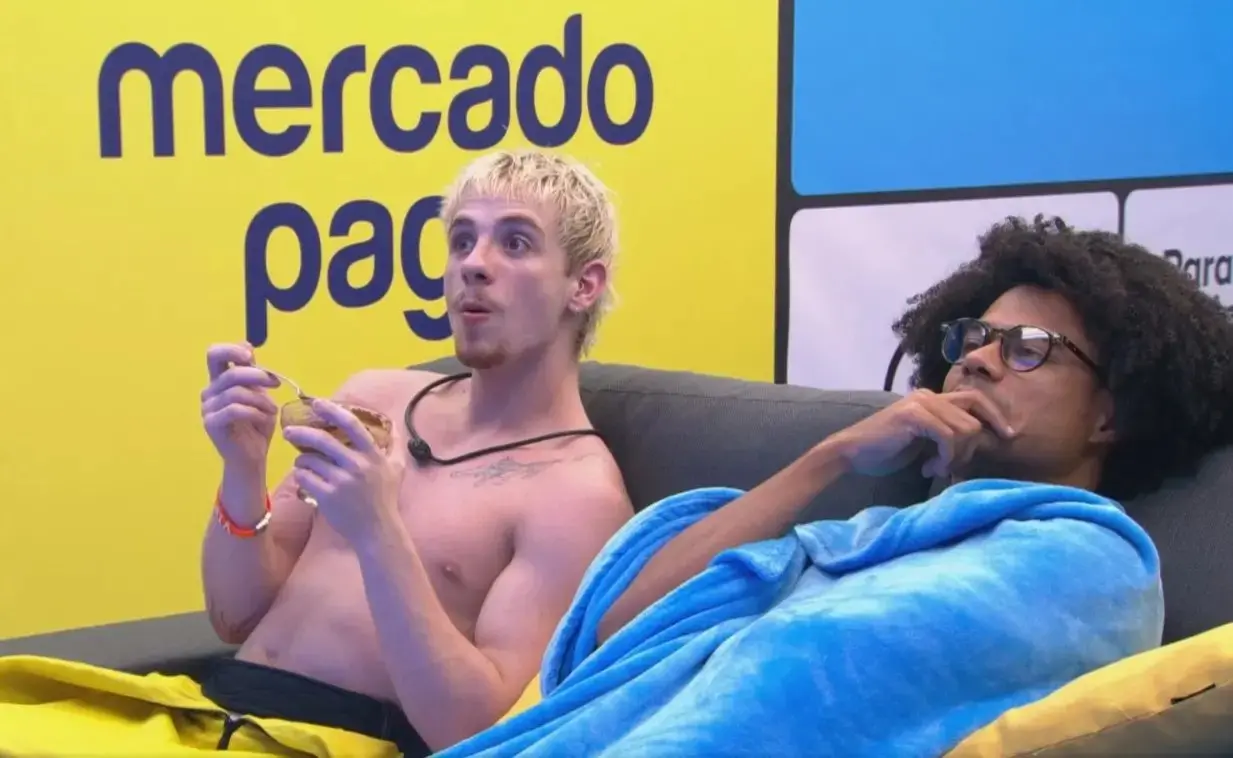 Juliano e Breno no sofá do Quarto Secreto do BBB 26.
