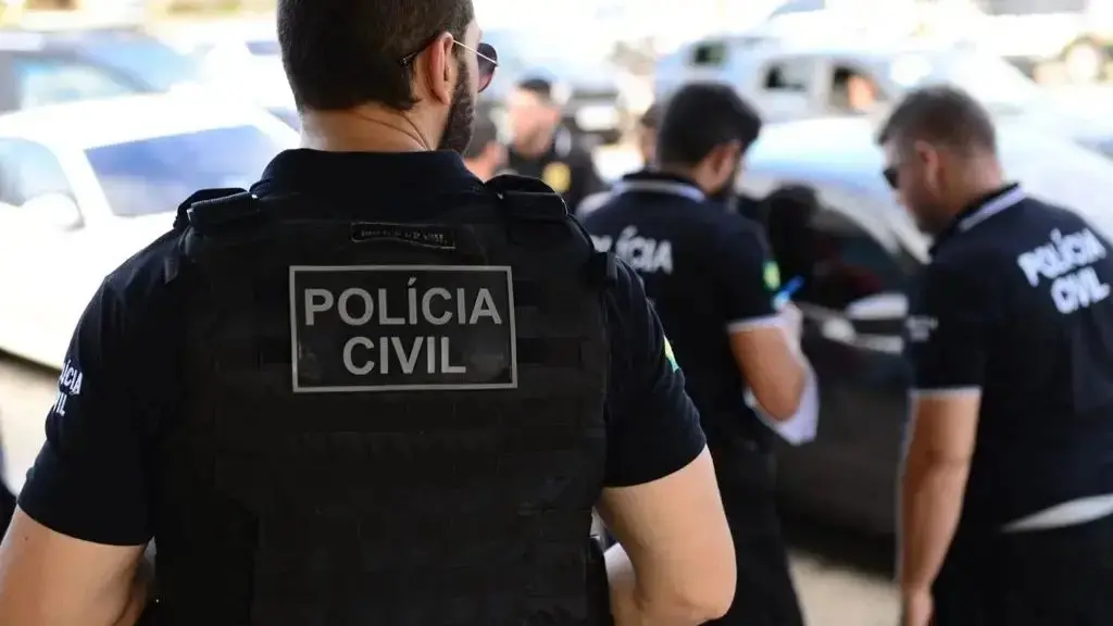 Foto de policiais civis para ilustrar matéria sobre suspeito preso por tentativa de feminicídio, estupro e cárcere privado em Aracati.