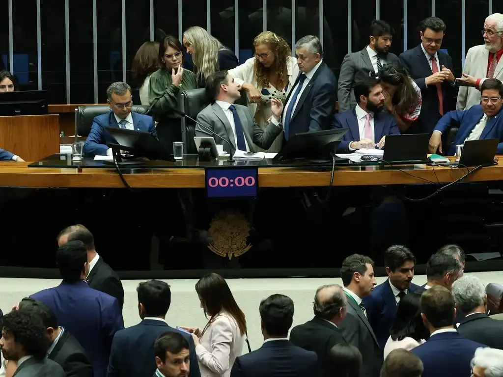 Sessão da Câmara dos Deputados durante debate e votação da PEC da Segurança.