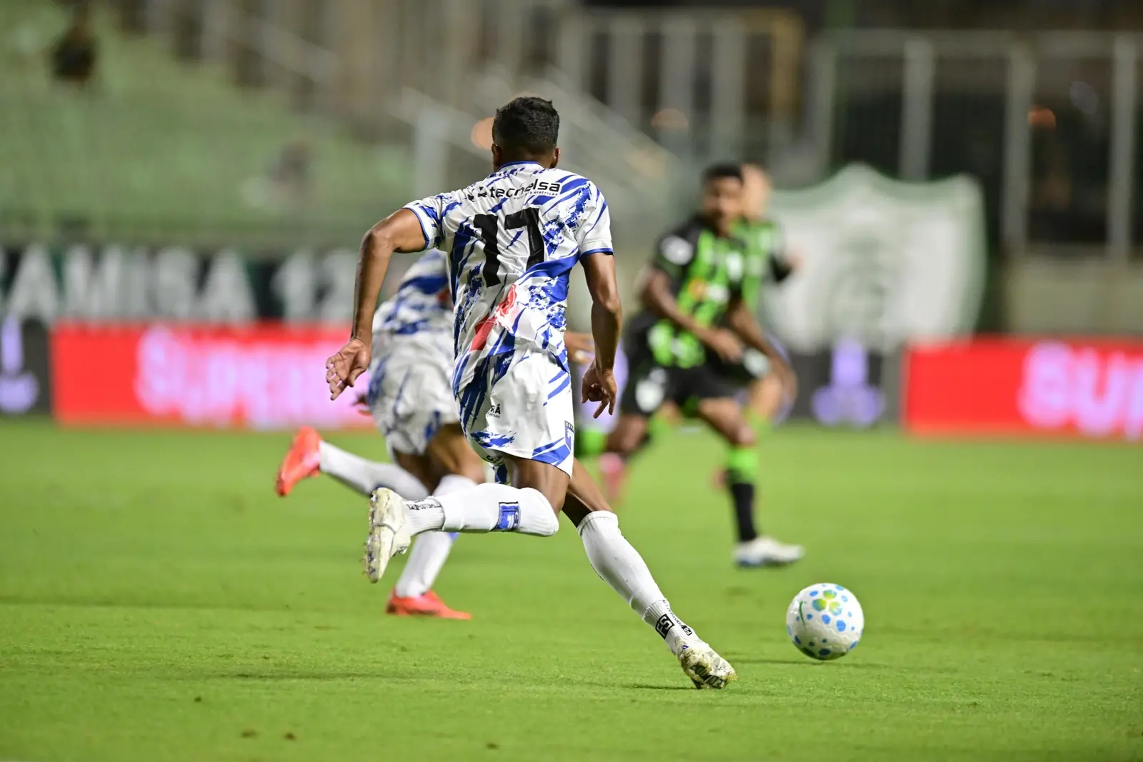 Atletas de América-MG e Tirol disputam bola