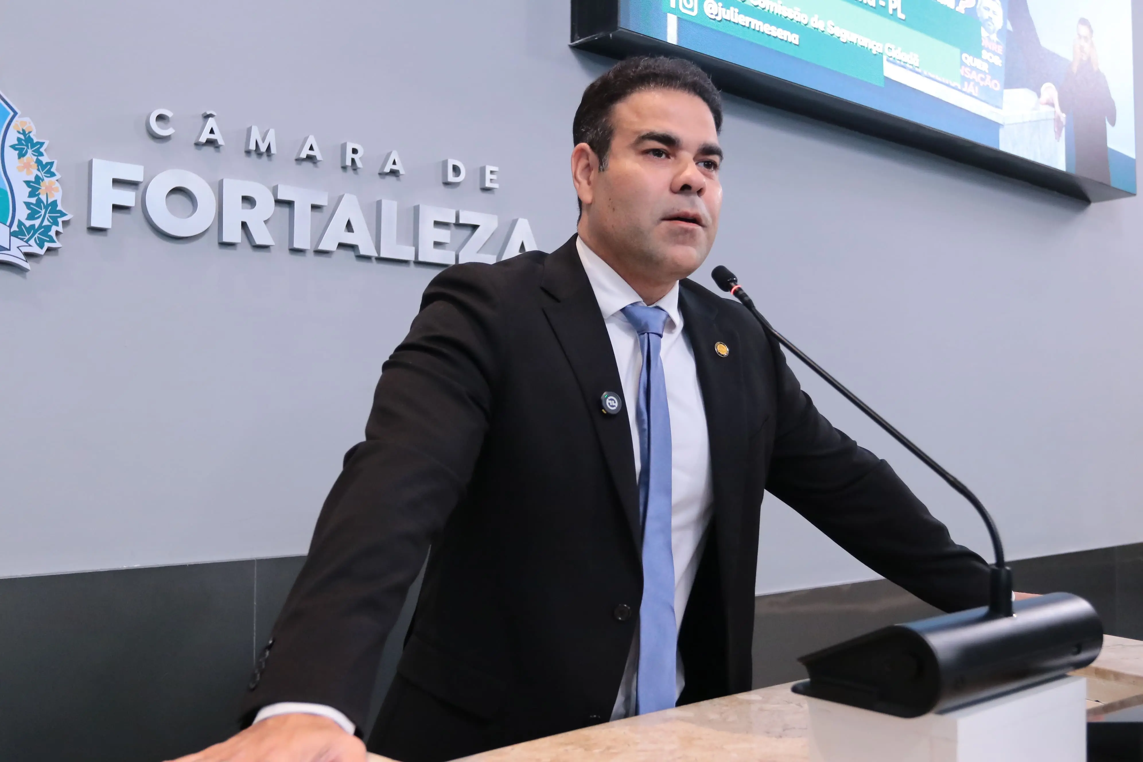 Vereador Julierme Sena, de Fortaleza, falando ao microfone.
