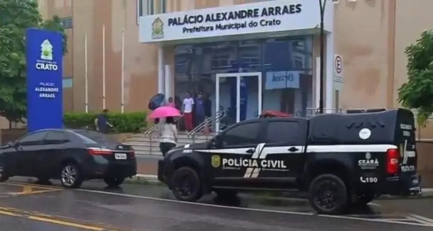 Imagem mostra veículos da Polícia Civil na frente da sede da Prefeitura do Crato.