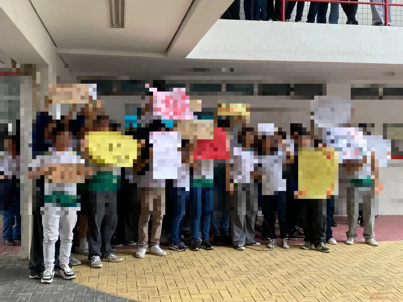 Imagem da notícia Alunas protestam contra assédios de professor e colegas em escola no CE; docente foi afastado
