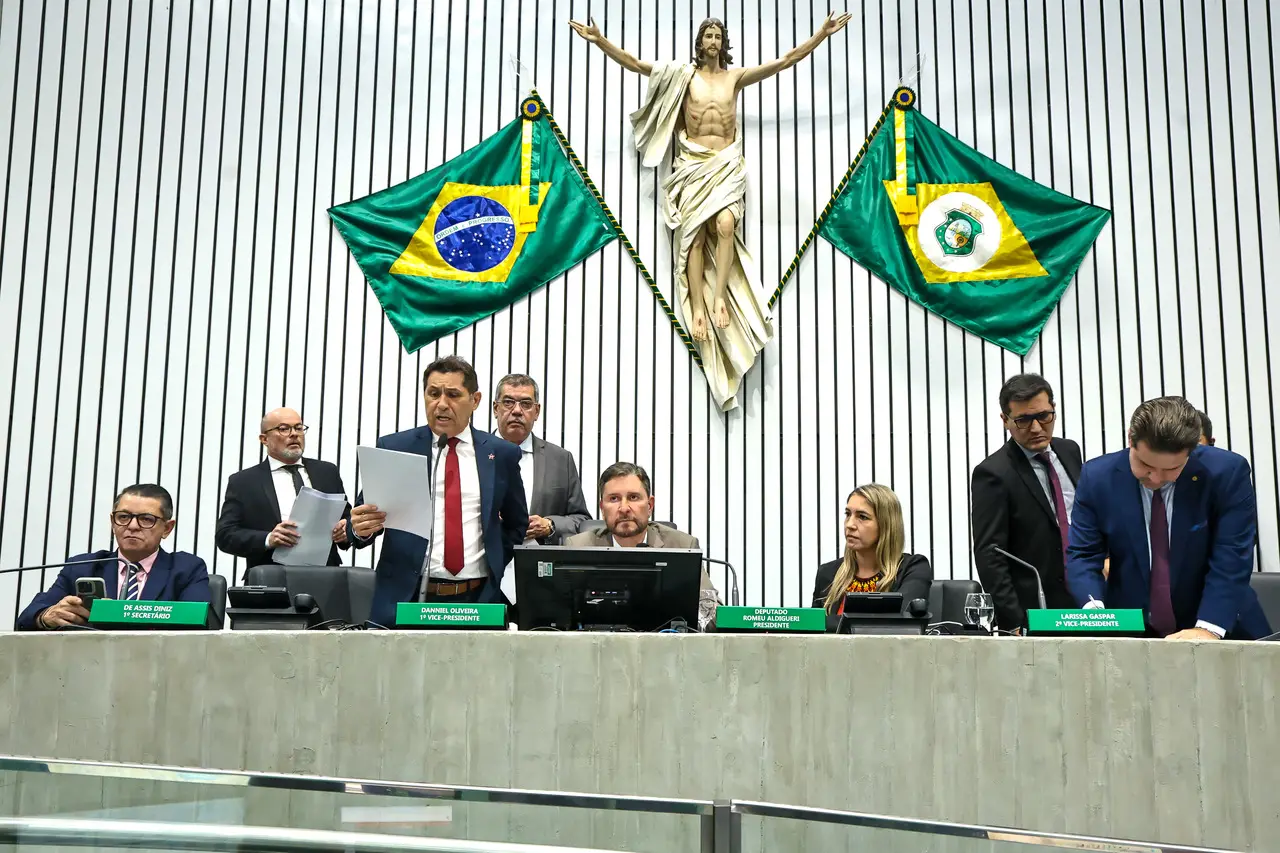 Deputados estaduais durante votação no Plenário 13 de Maio da Alece.