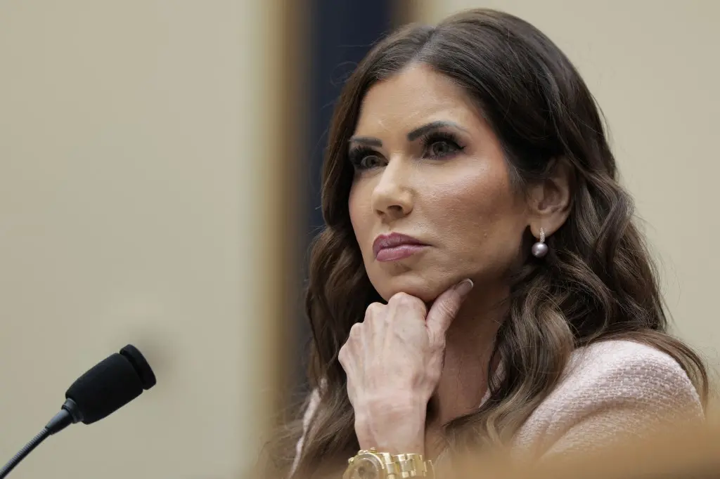 Imagem de Kristi Noem, ex-secretária de Segurança Interna do governo de Donald Trump.