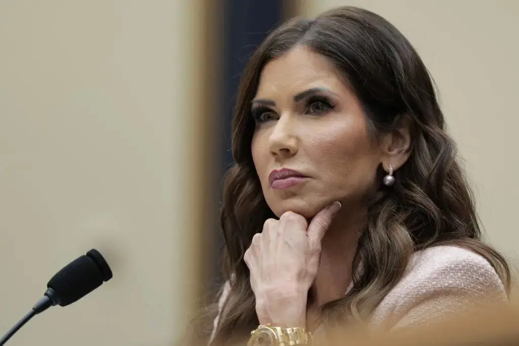 Imagem de Kristi Noem, ex-secretária de Segurança Interna do governo de Donald Trump, responsável pelo ICE.