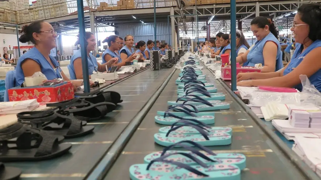 Mulheres trabalhando na fábrica.