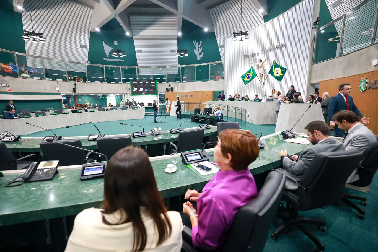 Imagem ampla de plenário com presença de deputados.