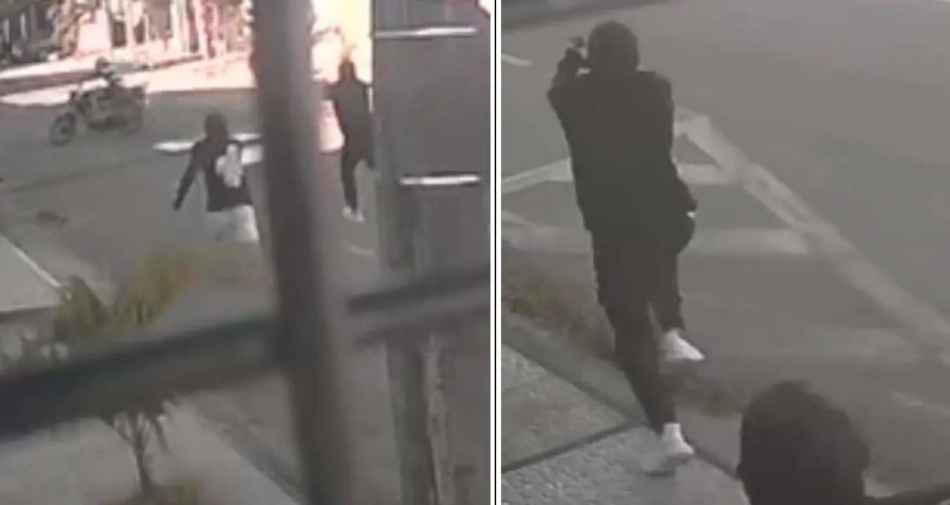 Câmeras de segurança registram duas pessoas vestidas com roupas escuras correndo em uma rua urbana; em outra imagem, uma pessoa com moletom escuro e tênis claros aponta um objeto alongado com as mãos na direção da via.