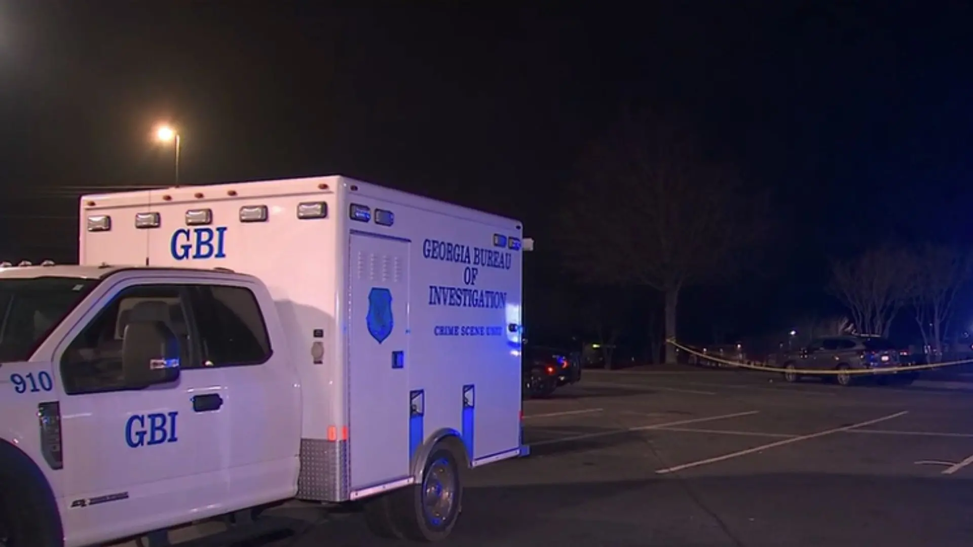 Foto de veículo da perícia que investiga a morte de brasileiro após ocorrência relacionada à saúde mental.