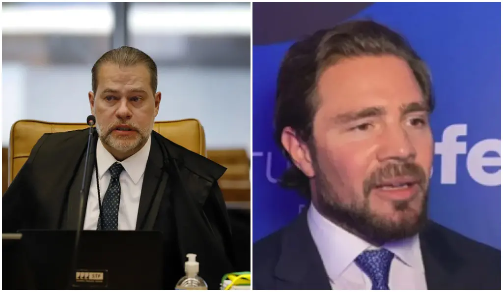 Montagem com duas fotos lado a lado. À esquerda, uma pessoa sentada em uma cadeira estofada, usando traje formal com toga e gravata, posicionada atrás de uma mesa com microfone e alguns objetos como uma garrafa de álcool em gel. À direita, outra pessoa em traje formal de paletó e gravata aparece diante de um fundo azul com texto parcialmente visível.