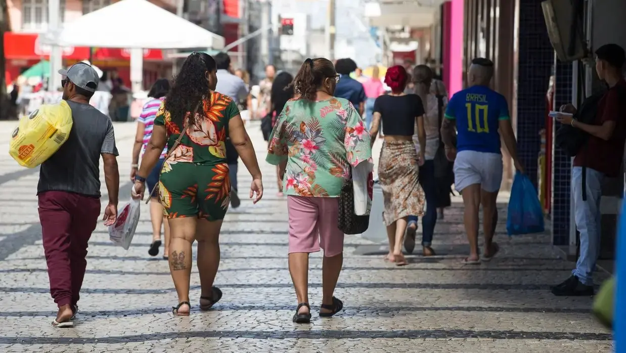 Foto de movimentação do centro com presença de mulheres.