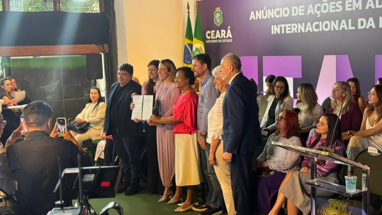 Representantes dos Três Poderes seguram placa no Palácio da Abolição.