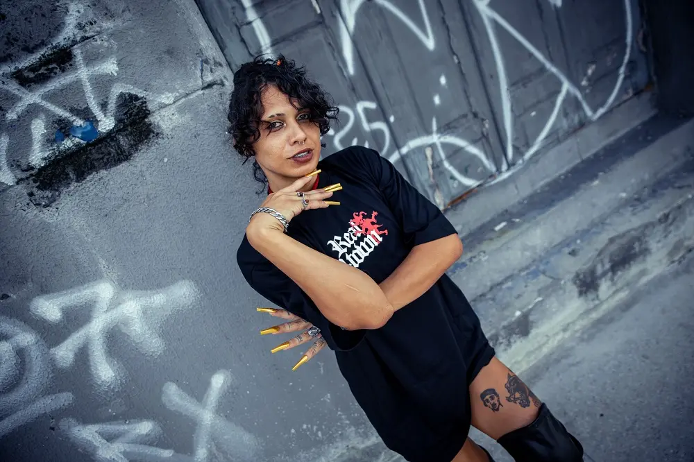 Artista começou a rimar nos saraus em 2017 e, desde então, se apresentou em grandes eventos.